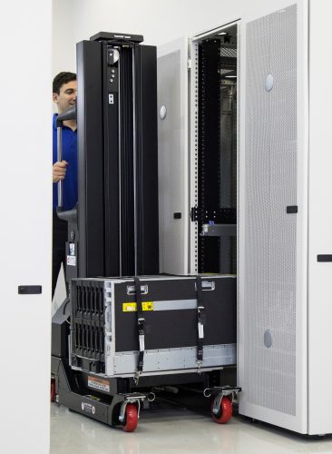 SL-1000X monter stropper 1 SL-1000X festet i installasjon nær bakken